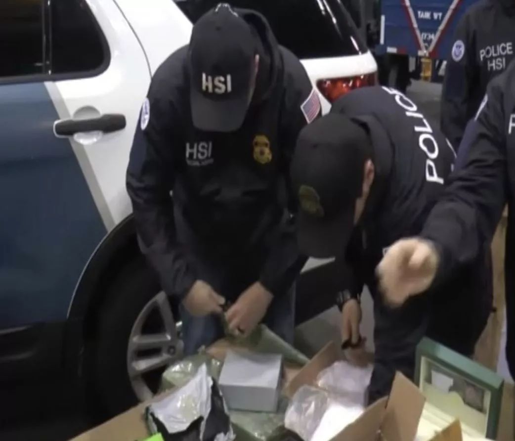 触目惊心！你去美国买的包包可能是假的！香奈儿香水是动物尿液做成的！纽约破获4.5亿美元假货案，从中国*私走**在美国正规门店卖……