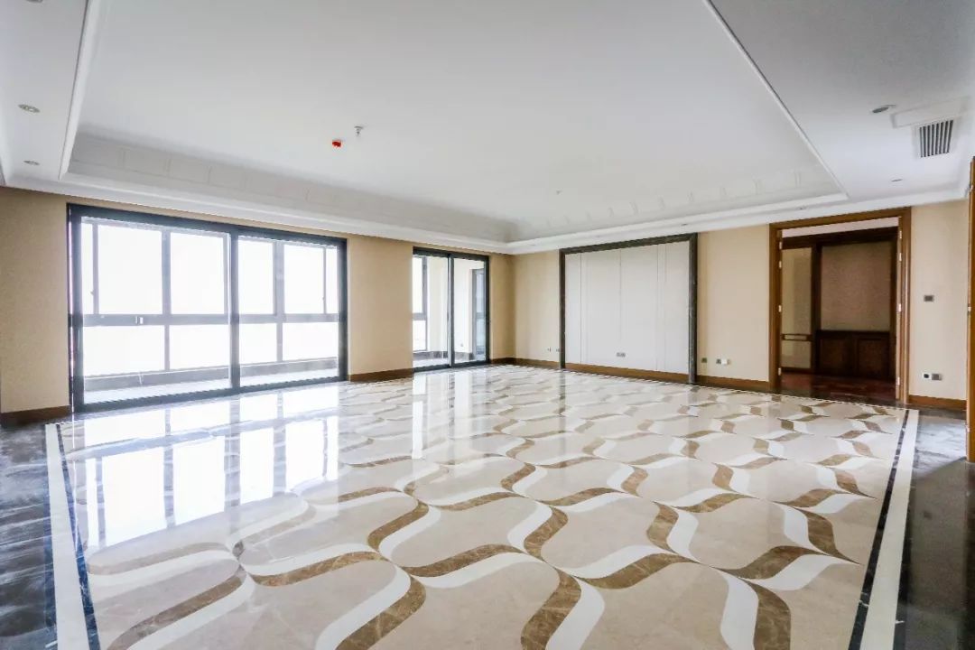 仁恒江湾天成380㎡，河西最顶级大平层！客厅开间层高逆天……