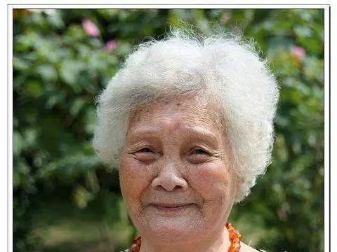 白头发长在前面是缺什么,白头发长在后脑勺证明什么病