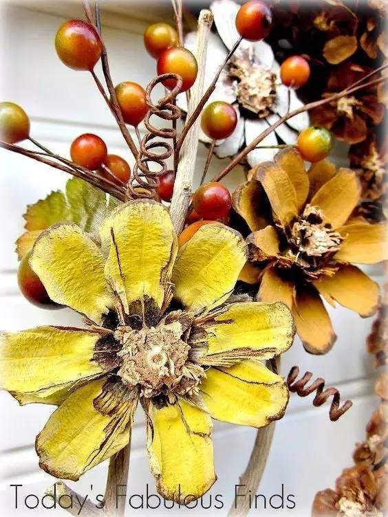 用松塔做的创意吊饰,松塔加树枝创意手工吊饰