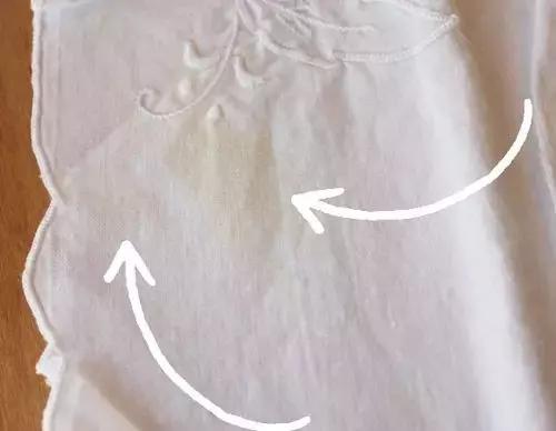 洗衣服卫生纸粘衣服怎么处理掉,洗衣服时卫生纸粘在上面怎样去除