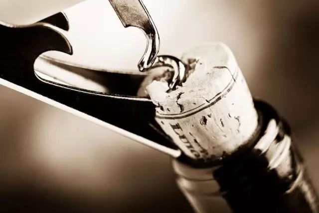 葡萄酒瓶塞干燥怎么复原,葡萄酒瓶塞掉下去了怎么办