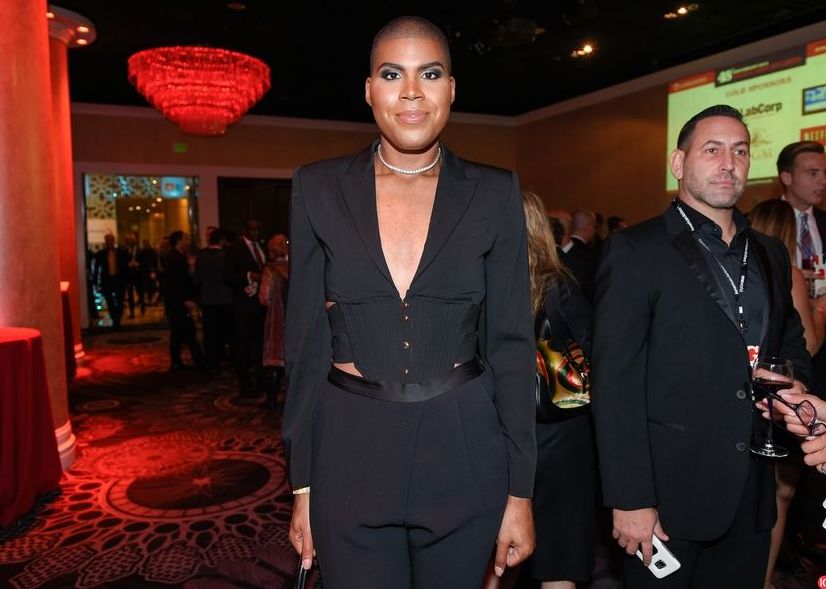 湖人队2米多高的壮汉涂着指甲油打球,网友:小心魔术师的儿子