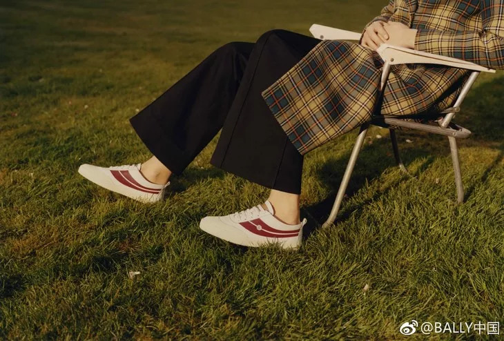 江疏影运动鞋广告,江疏影同款运动鞋