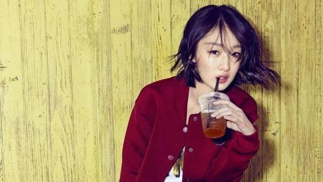 周冬雨隐藏多年的背景被扒出，网友：难怪她资源这么好