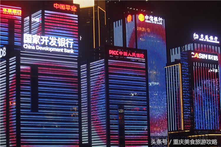 走到长江大桥来看夜景,3600盏光束灯灯光秀