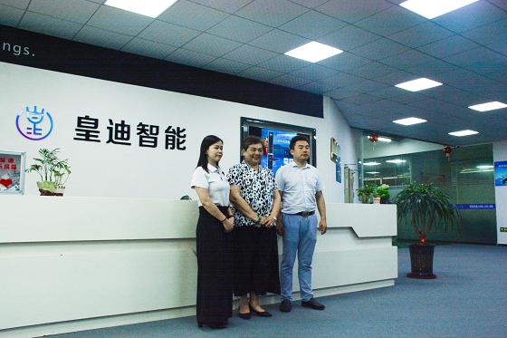 单仁资讯总裁刘宏莅临皇迪智能锁进行参观