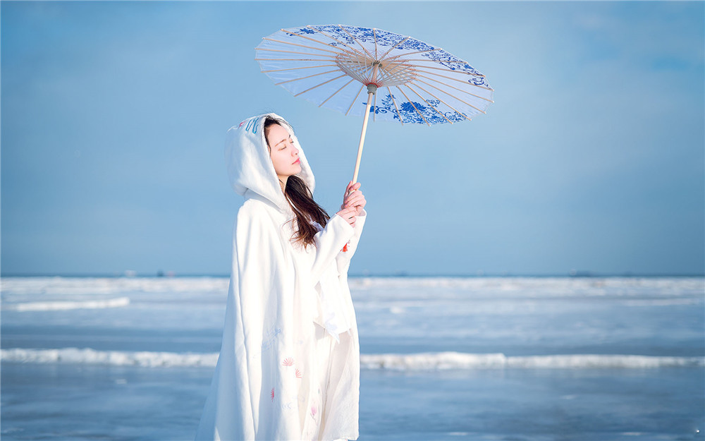 他这么做只是为了他的孩子吧？自己算什么，哪里值得他主动夹菜