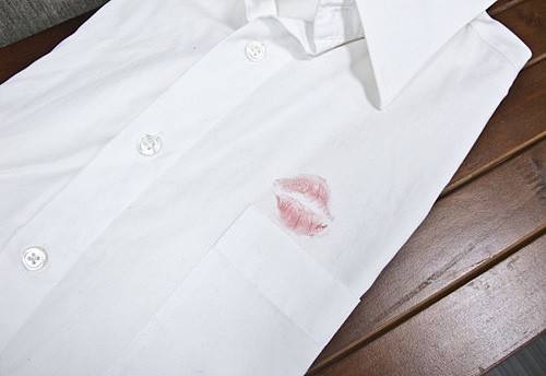 衣物有血渍怎么处理,干洗衣服上的血渍能洗干净吗