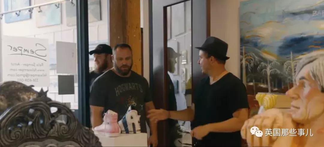 只爱恶作剧靠什么养家？他把所有东西变成纸捉弄人，这手艺简直了