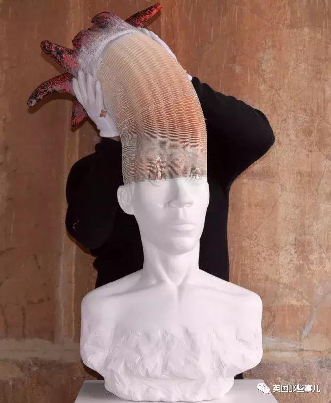 只爱恶作剧靠什么养家？他把所有东西变成纸捉弄人，这手艺简直了