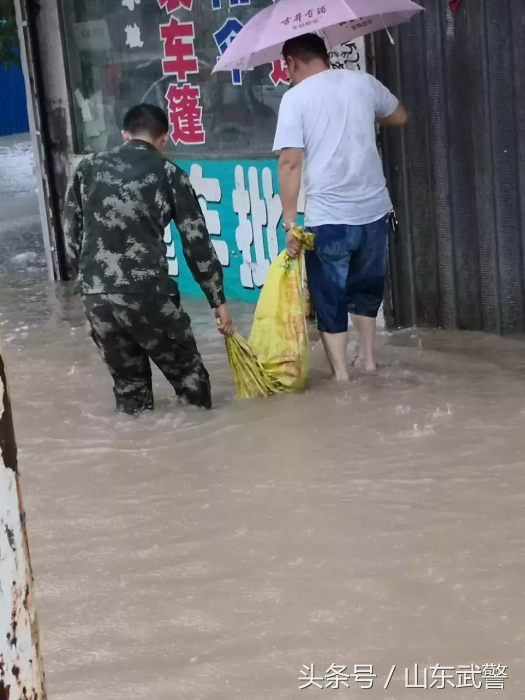 暴雨抢险救灾军人,暴雨来袭坚守岗位