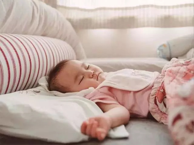 宝宝枕头怎么枕才合适,宝宝多大的时候就可以用婴儿枕头