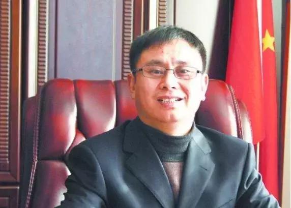 穷小伙19岁蹬三轮摆路边摊，现在做这门生意年销40亿！