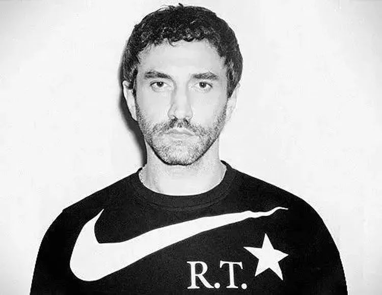 burberry为什么logo不一样,burberry的新logo在什么时候换的