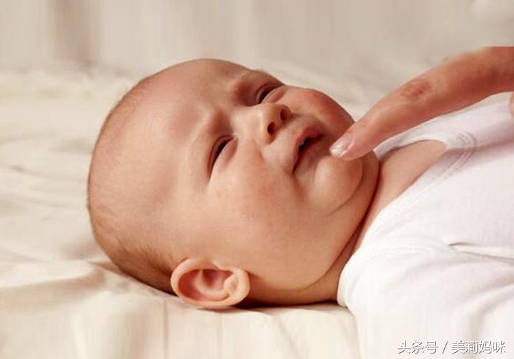 宝宝溢奶怎么处理最有效,婴儿溢奶最佳处理方法