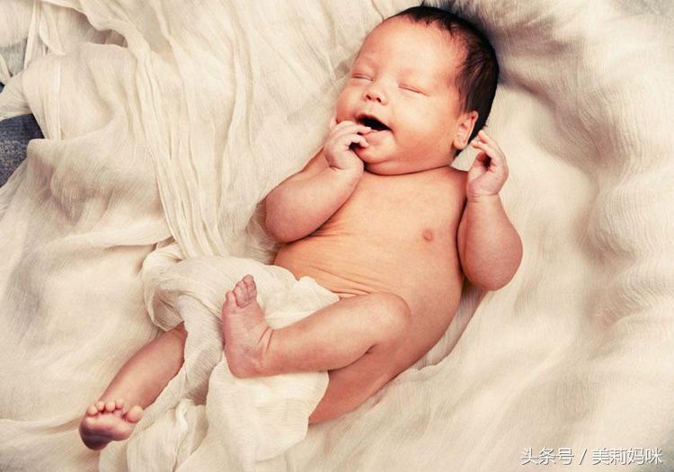 宝宝溢奶怎么处理最有效,婴儿溢奶最佳处理方法