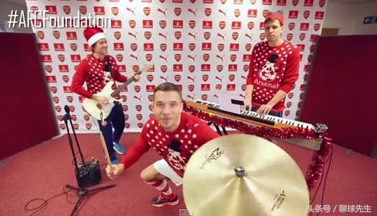 梅西联手c罗战胜乒乓球队,梅西与c罗打乒乓球