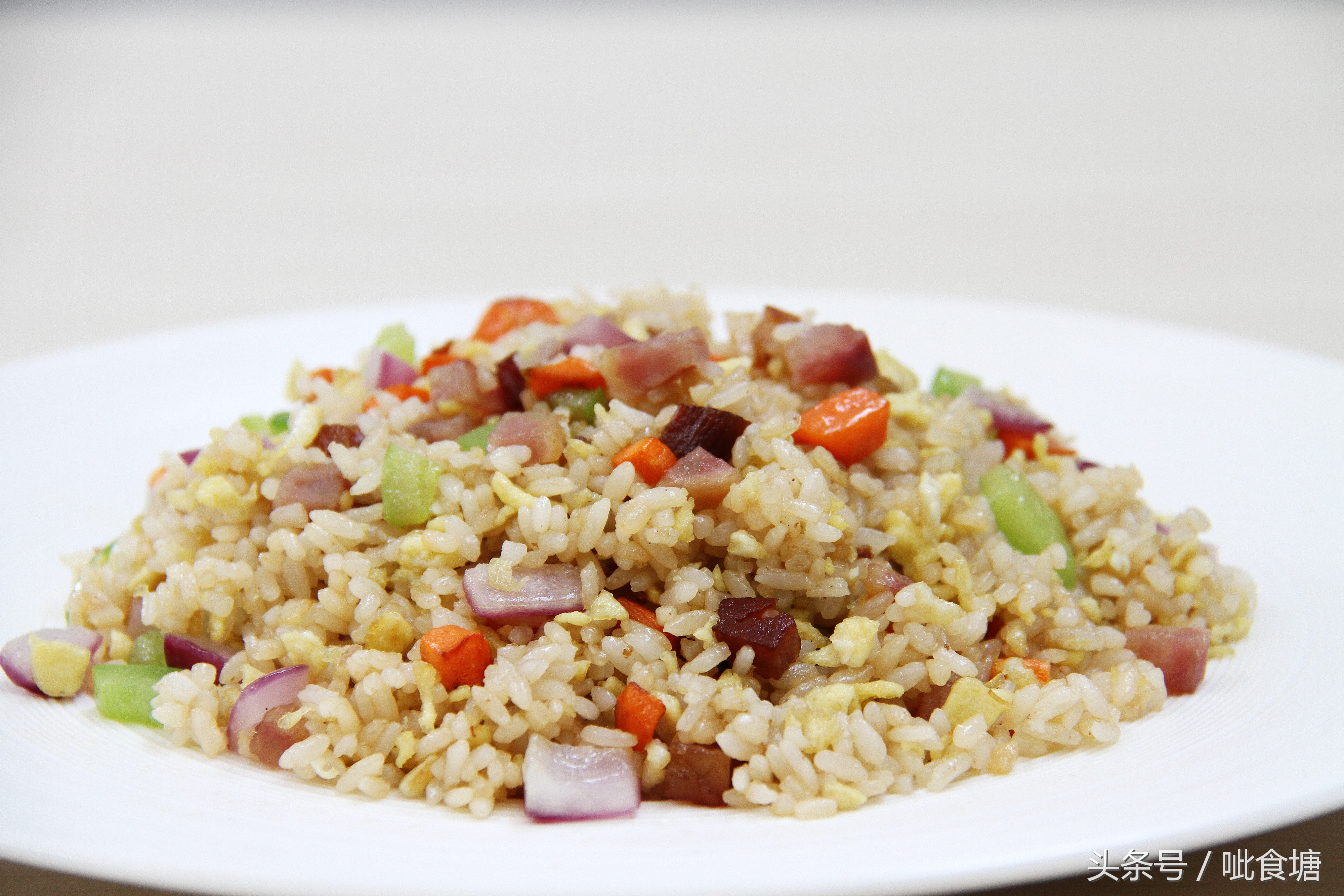 炒米饭先热锅还是先放油,炒米饭先炒胡萝卜还是鸡蛋
