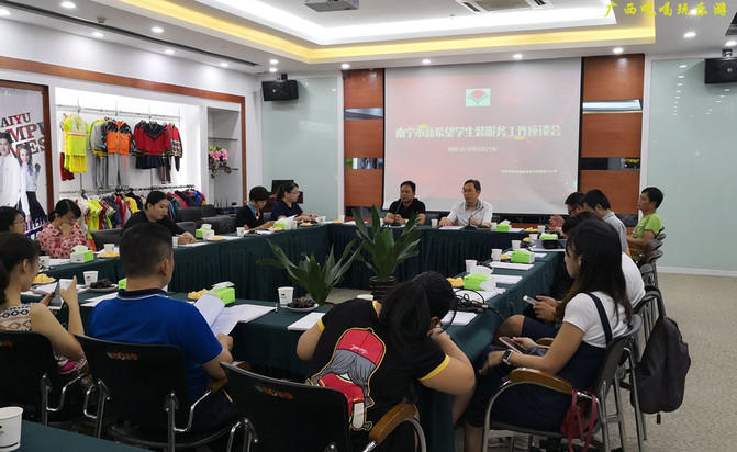 南宁市新希望校服大学生,新希望校服南宁高中