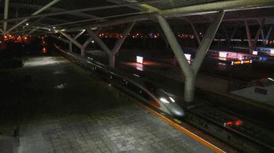 正宗*袜丝**奶茶，免税的包包，维港的夜景……下月起和你只有8个小时动车的距离！