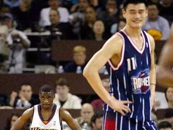 姚明艾弗森乔丹全明星,姚明和球星拍照