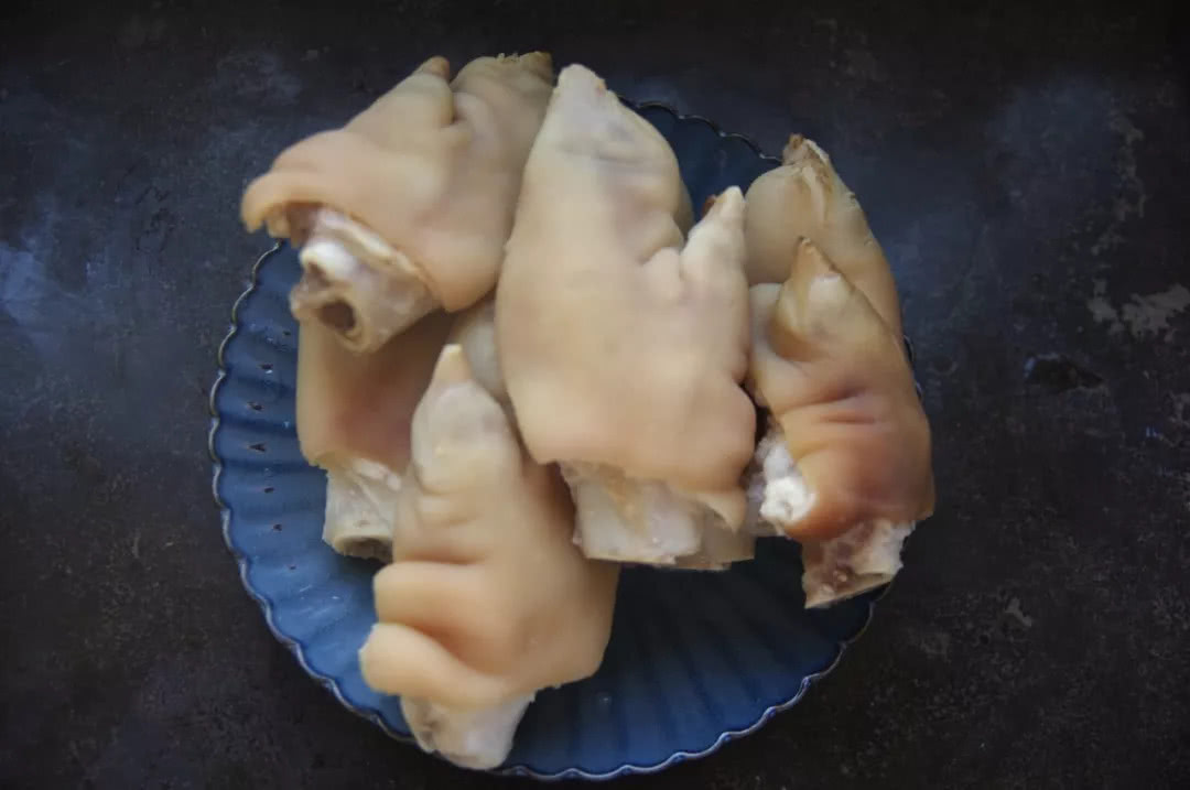 我们家的大猪蹄子，先烧再炖后烤，软而不烂，吃起来解恨又解馋！