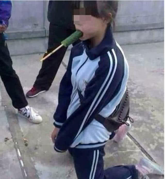13岁女儿突然走路叉腿，父亲晚上悄悄脱下裤子，泪水忍不住流出