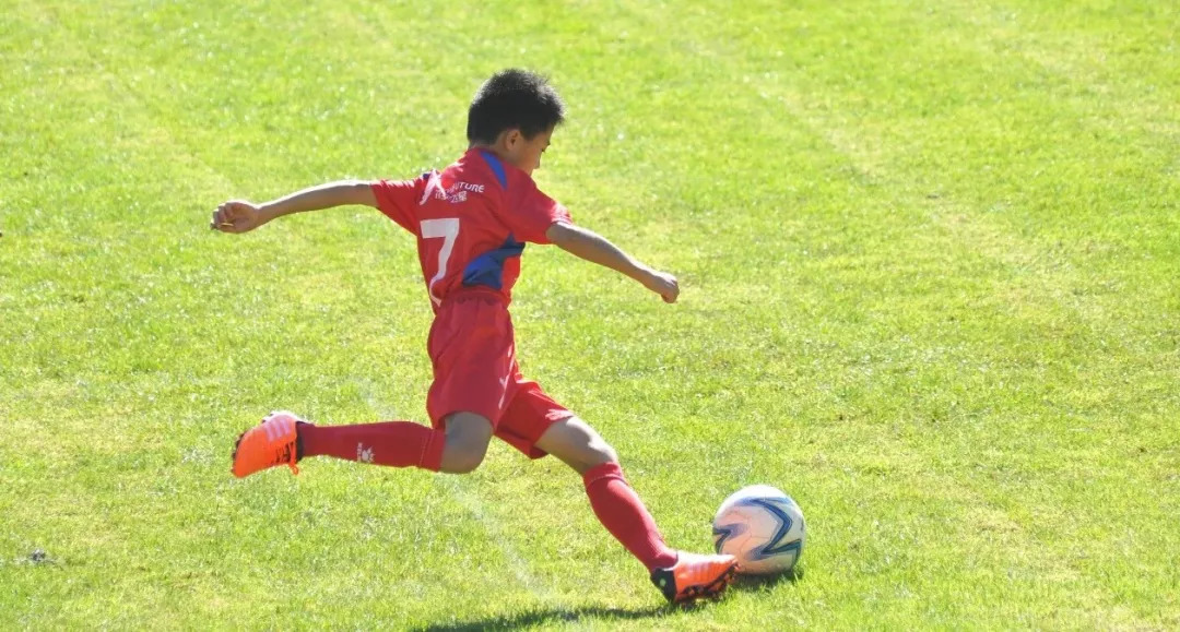 25名赴英国曼城学习的中国足球少年，后来怎么样了？