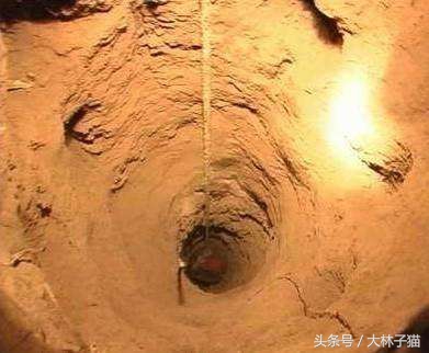 梦见后山挖出大洞穴里面有宝物,梦见大古墓并取出财宝