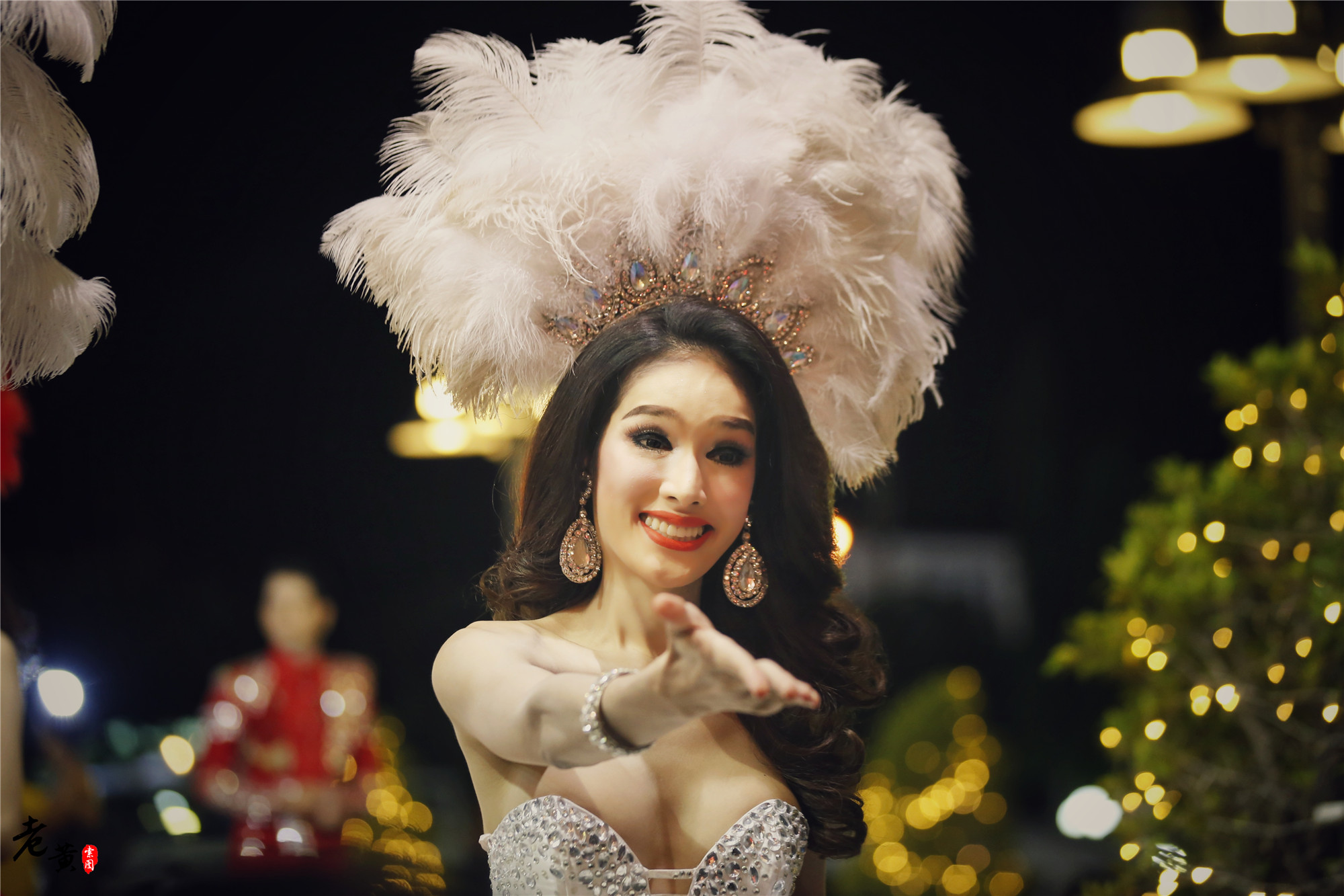 夜拍蒂芬尼人妖秀，人妖与游客们合影，中国游客成其半壁江山