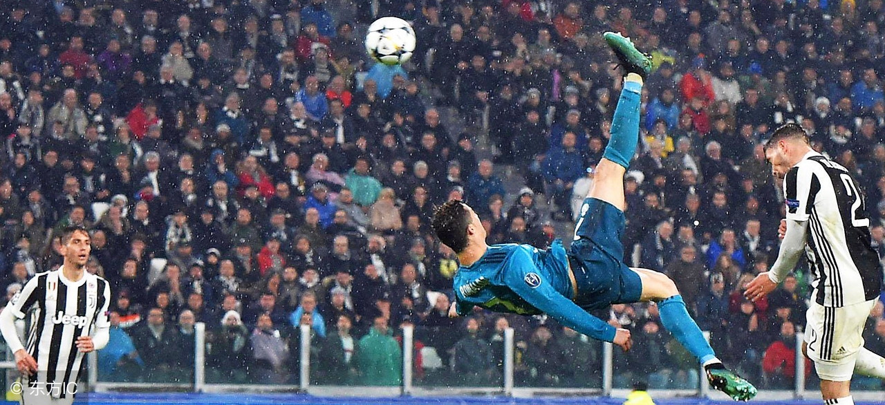 c罗倒挂金钩齐达内反应,c罗世纪倒挂金钩齐达内摸头