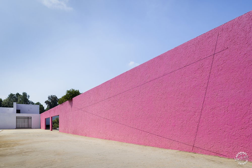 融入光影的诗意色彩表达——巴拉干的色彩应用