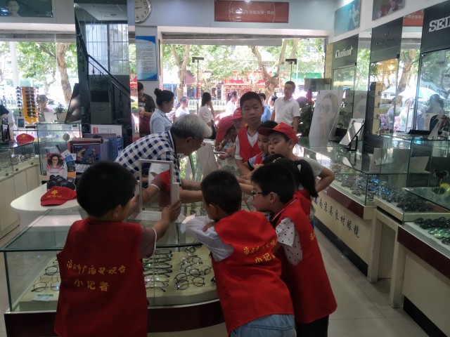 走进南京吴良材，专访淮安陆静芳总经理，一位眼镜行业资深企业家