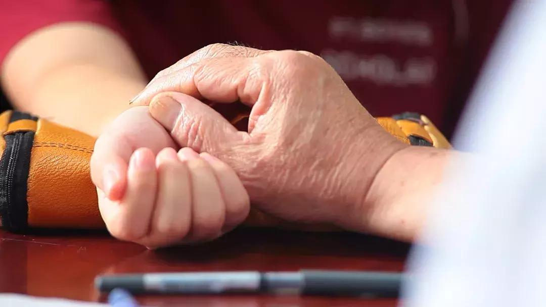 晚间口干舌燥咽干是什么病症,咽干口干舌燥最快解决办法