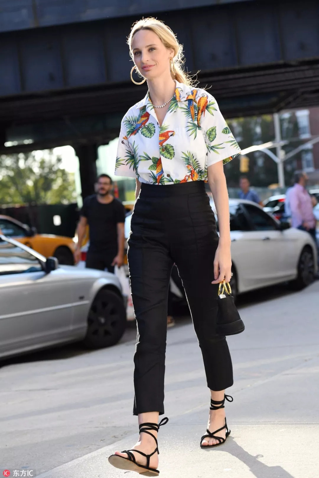 衬衣是秋季必不可少的百搭神器,夏秋交替时尚衬衫