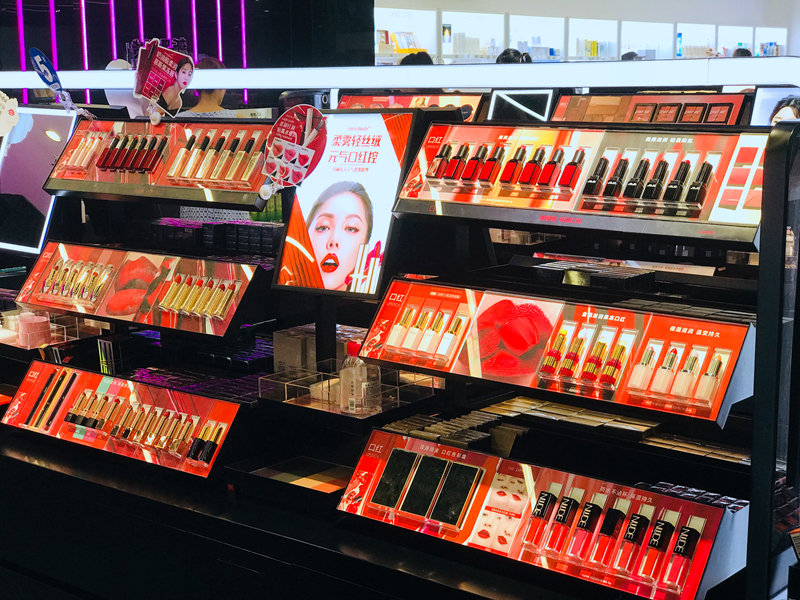 布局几万台美妆自动售卖机,25平米化妆品店的布局与设计