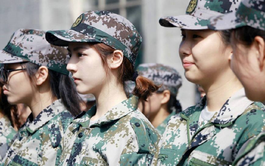 大一新生：军训晒伤怎么办？学会这“三板斧”，再也不怕晒伤了