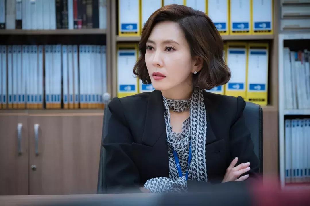 除了发量,最暴露年龄的可能是这两道纹