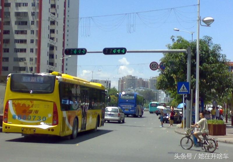 红灯右转到底违不违章,红灯可以右转但还是被扣分了