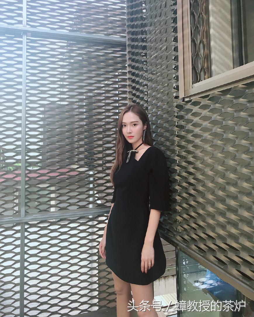 “*服私**女王”郑秀妍，浪漫清甜，时尚摩登，韩国最佳衣品女星之一