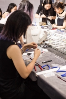 RIOTLILY艾特里里亮相施华洛世奇“璀璨无限”快闪展览