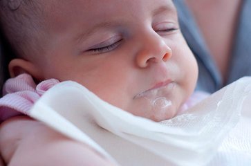 6个月宝宝喝奶粉吐奶怎么回事,6个月宝宝吐奶怎么回事该怎么办