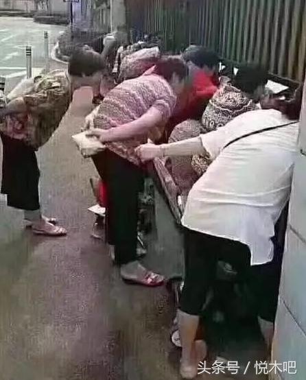 宝宝去幼儿园又哭又闹,幼儿园新生入园哭闹解决方法