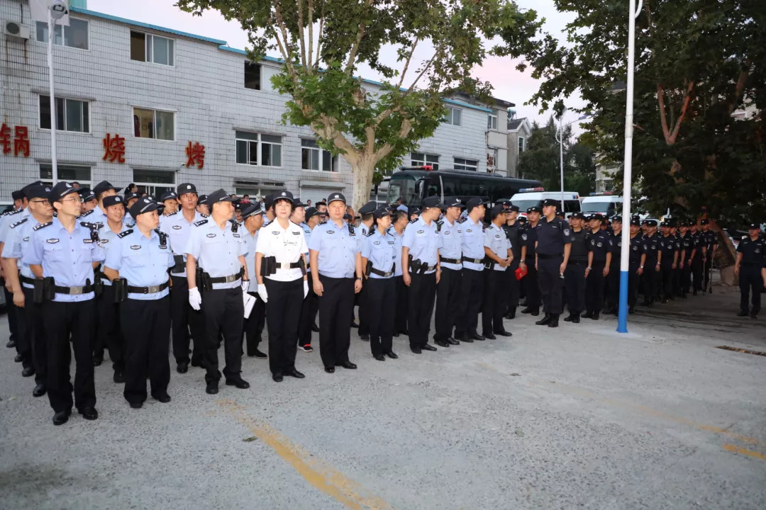 出动警力400多人大连中院强制腾退一游泳馆