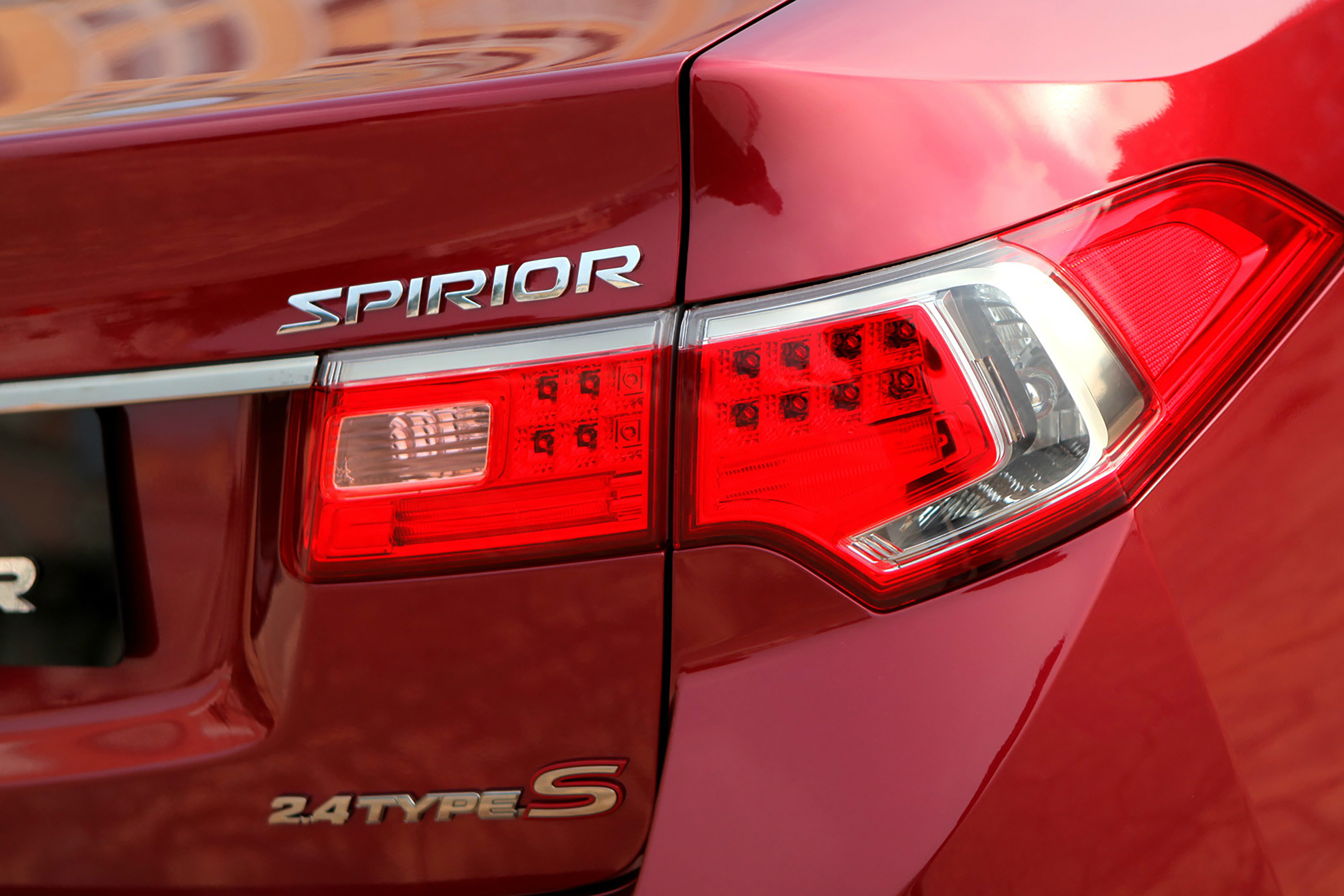 二手思铂睿和皇冠哪个更值得买,17年思铂睿2.0二手多少钱