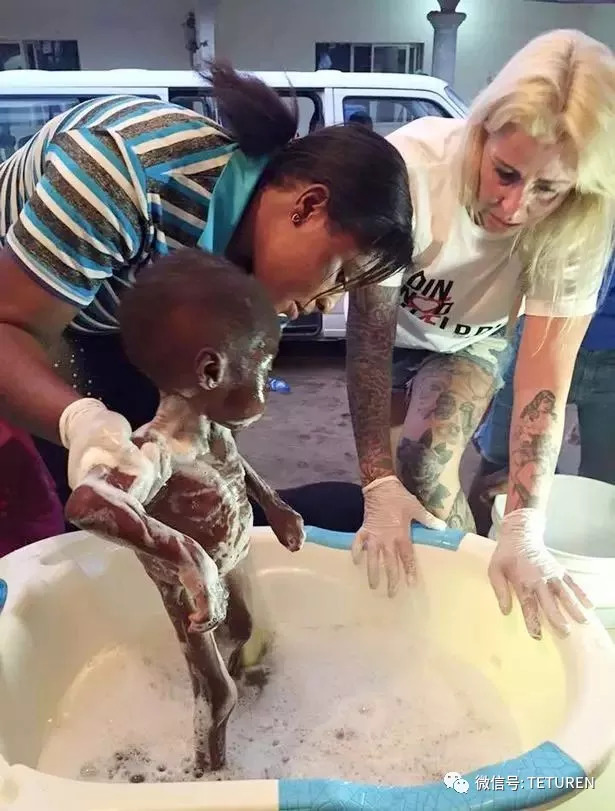 有的纹身的人比没纹身的人干净,纹身给人一种很干净的感觉