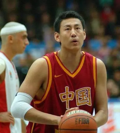 中国男篮最强黑马！一菜鸟率队夺金惊艳姚明，两度为队友痛扁对手