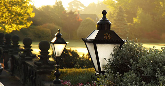 我被赌鬼父亲卖给猥琐男人，绝望时帅总裁出现：谁敢动我女朋友