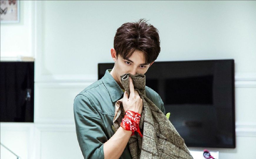 吴磊给粉丝洗脚盆,吴磊18岁成人礼给的东西